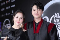 Huỳnh Anh và vợ hơn 6 tuổi mặc đồ đôi, tình tứ trên thảm đỏ ở Hà Nội