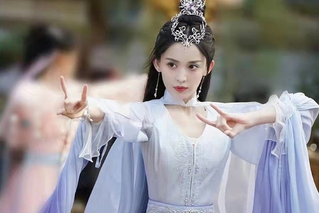 Mỹ nhân Tân Cương sở hữu ngoại hình như búp bê nhưng đời tư gây tranh cãi - 3 Mỹ nhân Tân Cương sở hữu ngoại hình như búp bê nhưng đời tư gây tranh cãi - 3