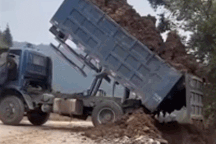 Khoảnh khắc tài xế và xe rơi thẳng xuống vực sâu vì tính toán sai lầm