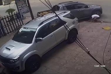 Em bé thoát nạn khó tin dưới gầm xe bán tải và bài học cho phụ huynh