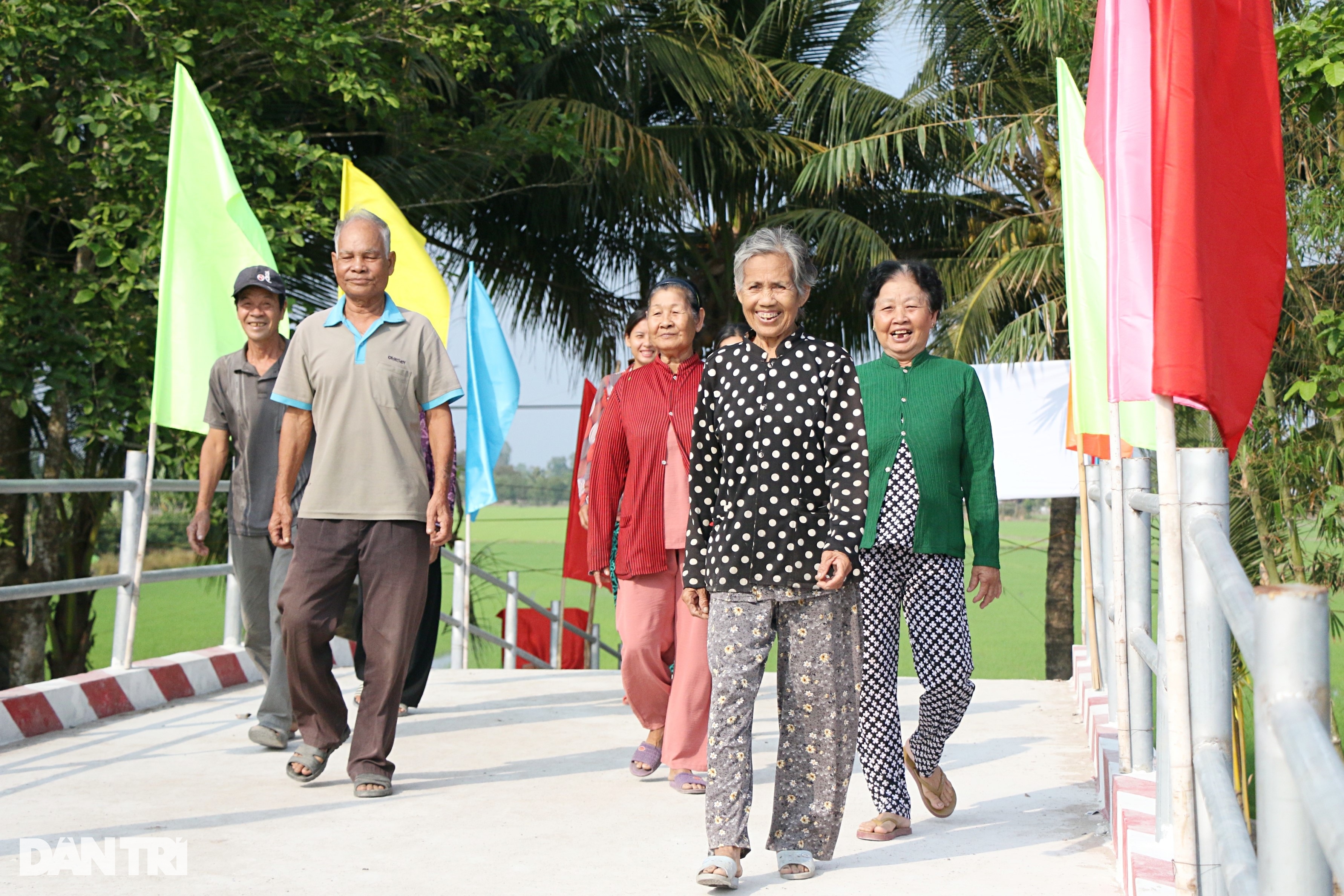 Cầu Dân trí to đẹp quá chú ơi, xóm làng sẽ khang trang, phát triển hơn - 6 Cầu Dân trí to đẹp quá chú ơi, xóm làng sẽ khang trang, phát triển hơn - 6