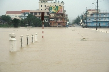 Thừa Thiên - Huế: Thủy điện mở 7 cửa xả lũ, nước đồng bằng lên nhanh