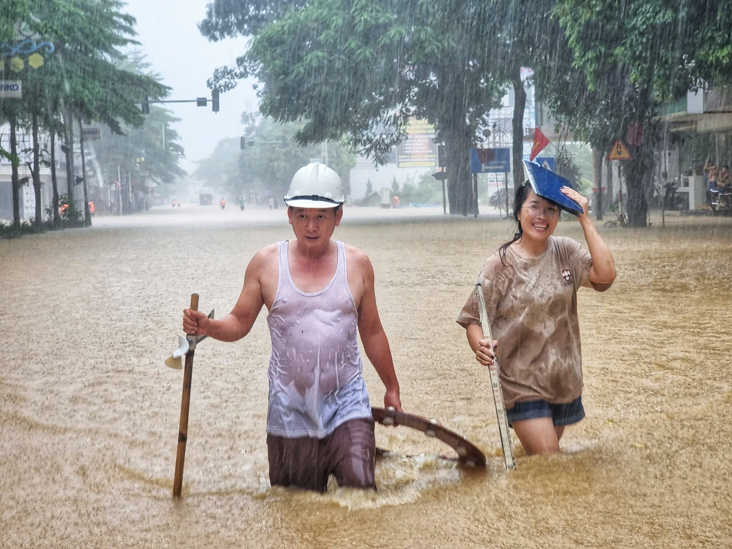 Anh Nguyễn Huy Hòa cùng đồng nghiệp đo mực nước tại phường Đồng Bẩm, Thái Nguyên (Ảnh: Ngọc Tân).