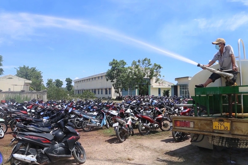 CSGT phun nước tưới hàng nghìn xe máy của người dân về từ phía Nam - 5 CSGT phun nước tưới hàng nghìn xe máy của người dân về từ phía Nam - 5