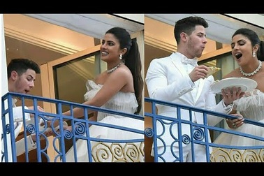 Nick Jonas và Priyanka Chopra ăn pizza tại khách sạn