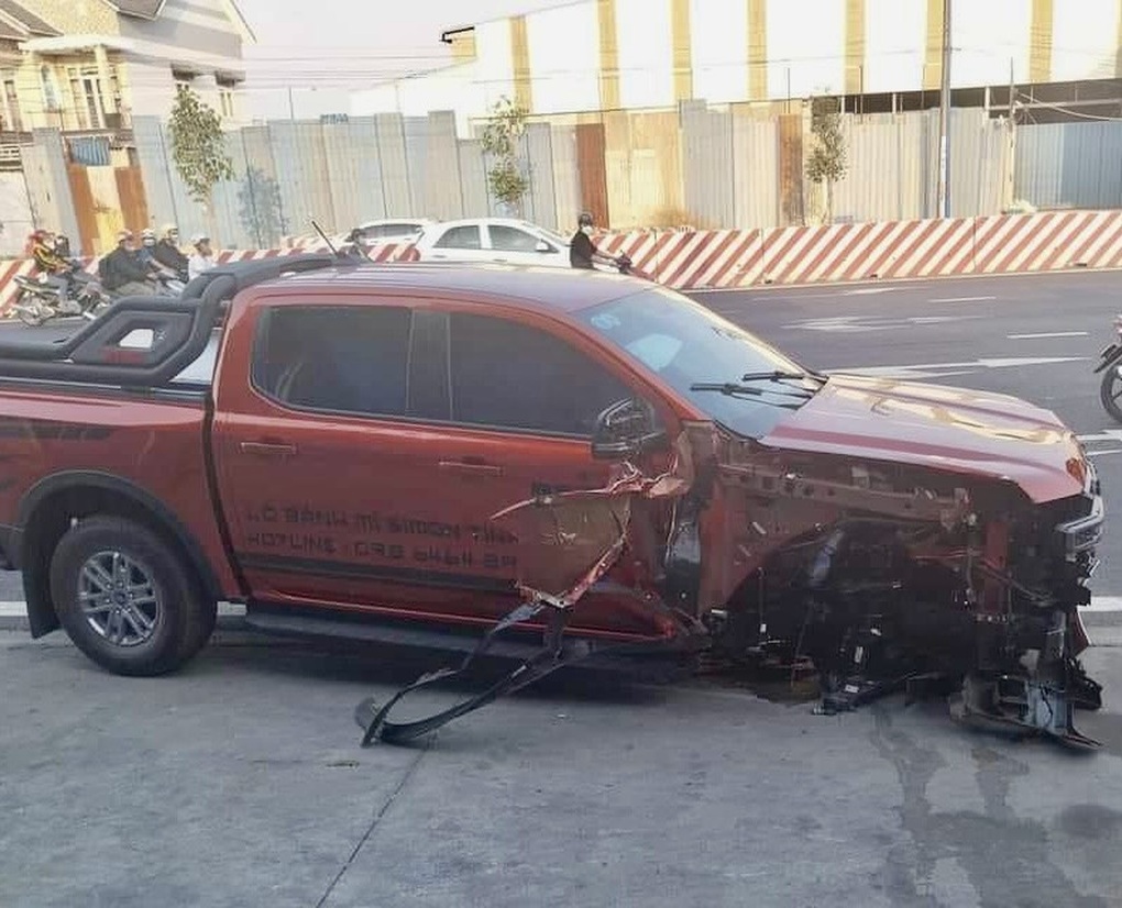 Ô tô bán tải tông ba xe máy, 5 người thương vong - 1 Ô tô bán tải tông ba xe máy, 5 người thương vong - 1