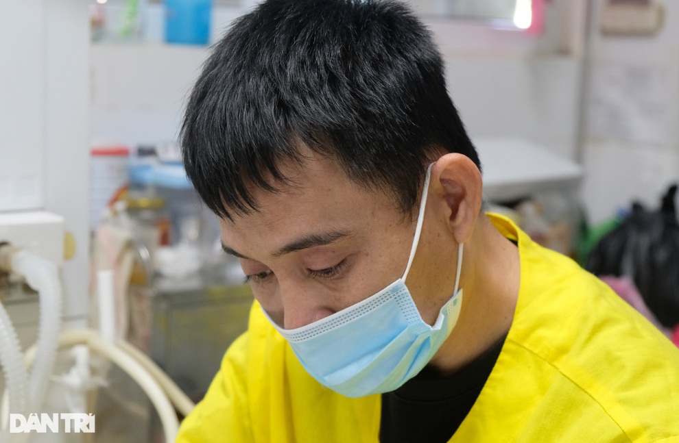 Tai họa ập xuống bé gái 7 tuổi, mẹ hóa điên, cha nghèo khóc nghẹn bất lực - 7 Tai họa ập xuống bé gái 7 tuổi, mẹ hóa điên, cha nghèo khóc nghẹn bất lực - 7