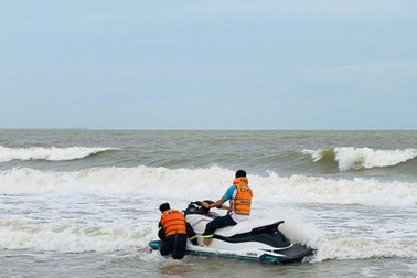 Cảnh sát xuyên đêm tìm nam sinh mất tích khi tắm biển Hải Tiến