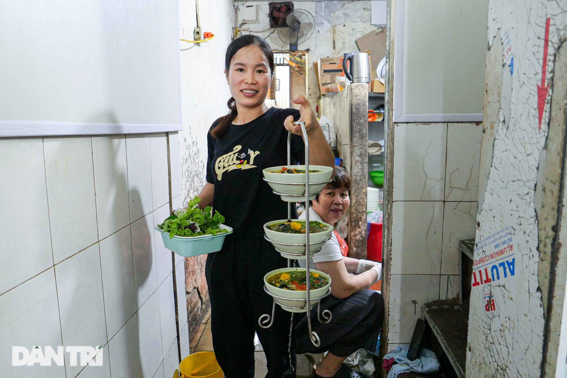 Toát mồ hôi ăn bún ốc một người ngồi, năm người đứng nhìn ở Hà Nội - 11 Toát mồ hôi ăn bún ốc một người ngồi, năm người đứng nhìn ở Hà Nội - 11