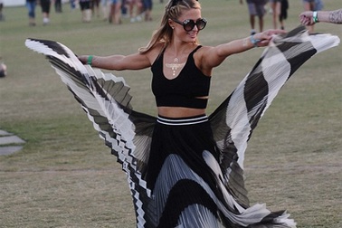 Paris Hilton tung tăng đi xem ca nhạc