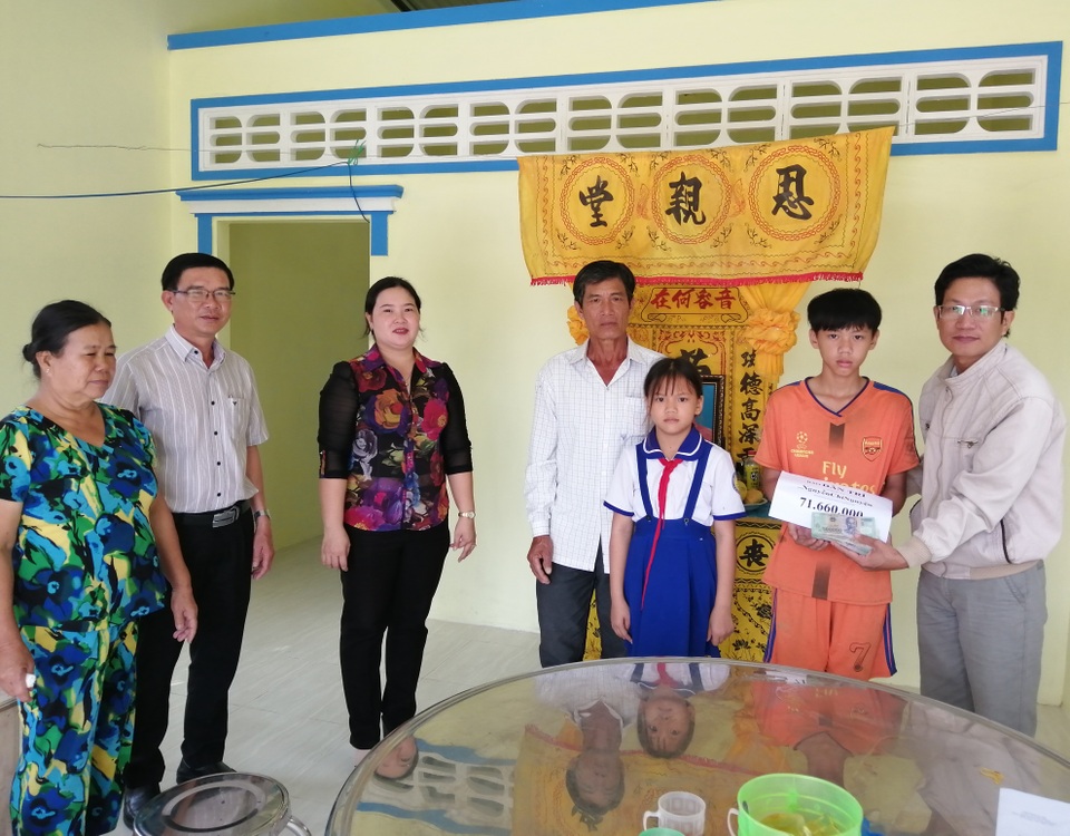 Bạn đọc Dân trí giúp hơn 71 triệu đồng đến gia đình bé gái bị u bướu xương cụt - 2 Bạn đọc Dân trí giúp hơn 71 triệu đồng đến gia đình bé gái bị u bướu xương cụt - 2