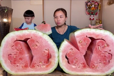 Dưa hấu khổng lồ nặng 56 kg phải hai người khiêng, giá rẻ bất ngờ