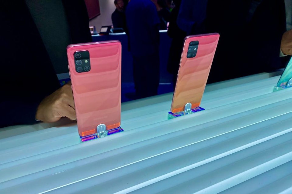 Samsung ra mắt Galaxy A71 với cụm 4 camera 64 megapixel - 2 Samsung ra mắt Galaxy A71 với cụm 4 camera 64 megapixel - 2