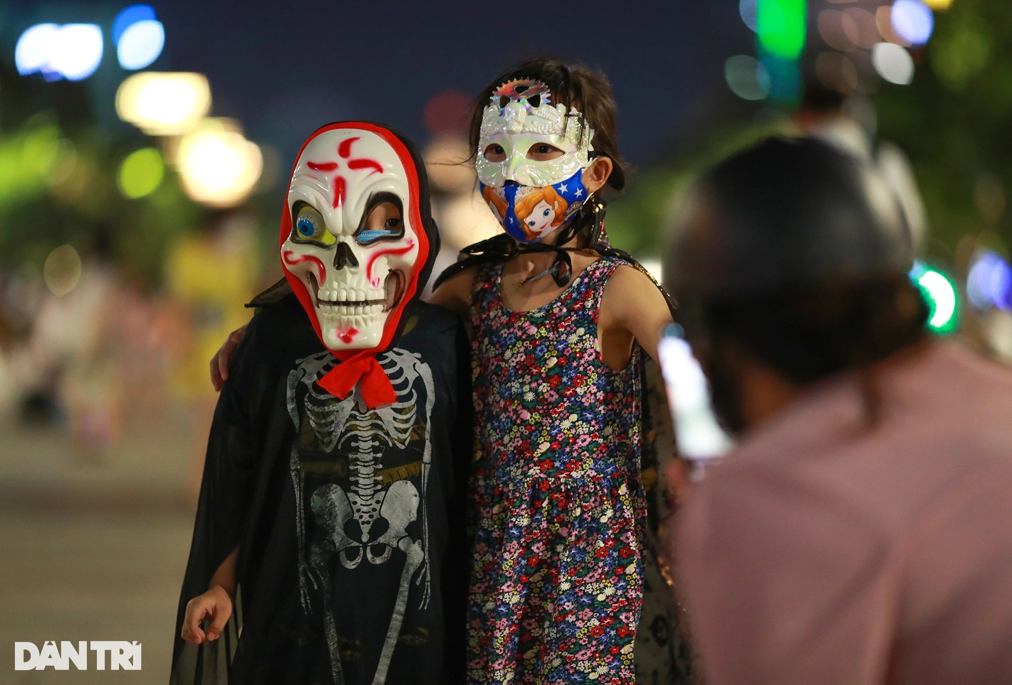 Giới trẻ TPHCM hóa trang kỳ dị chơi Halloween sớm trên phố Nguyễn Huệ - 9 Giới trẻ TPHCM hóa trang kỳ dị chơi Halloween sớm trên phố Nguyễn Huệ - 9