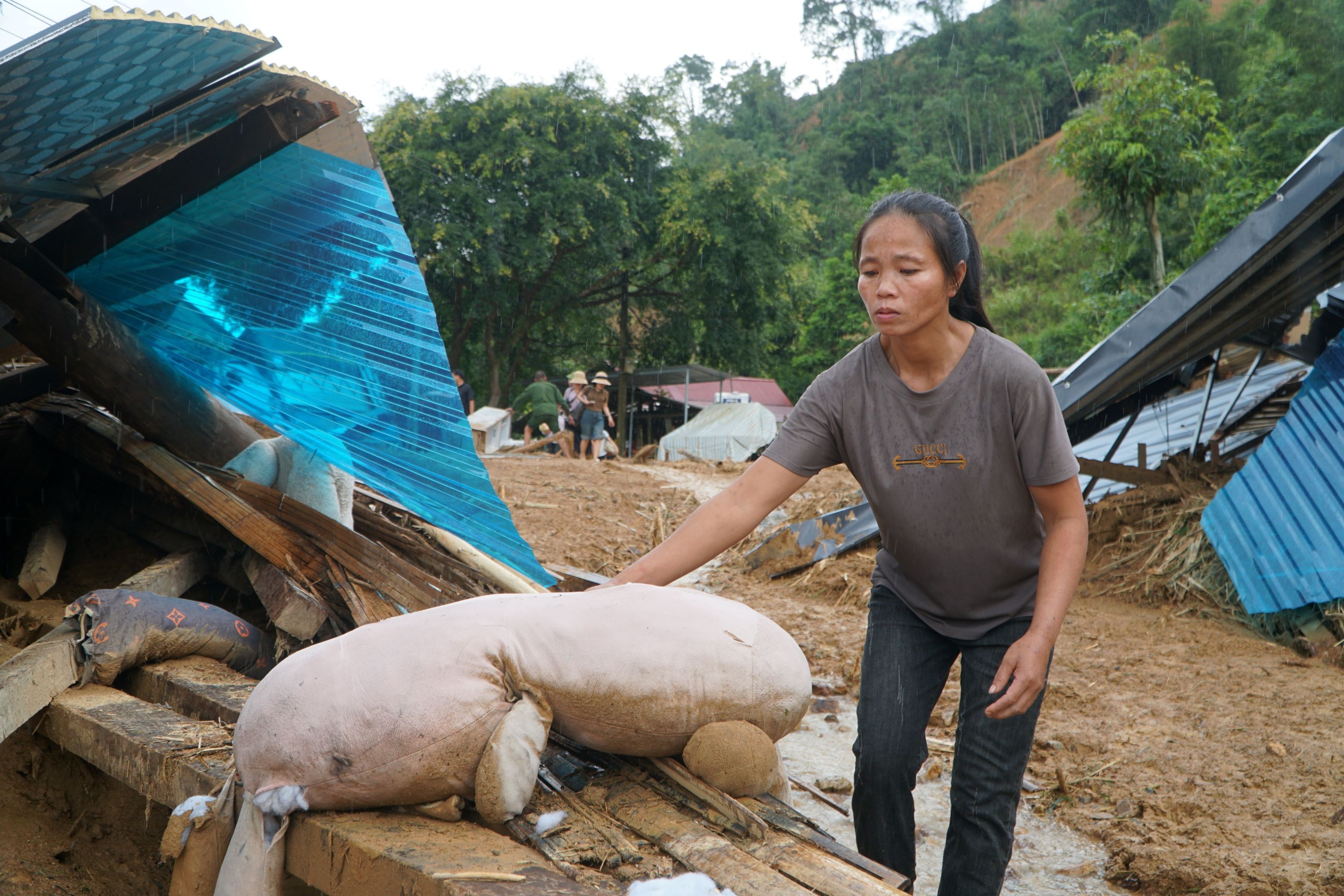 Người dân chạy lũ quét kinh hoàng: "Không còn gì, nhà theo lũ luôn rồi"