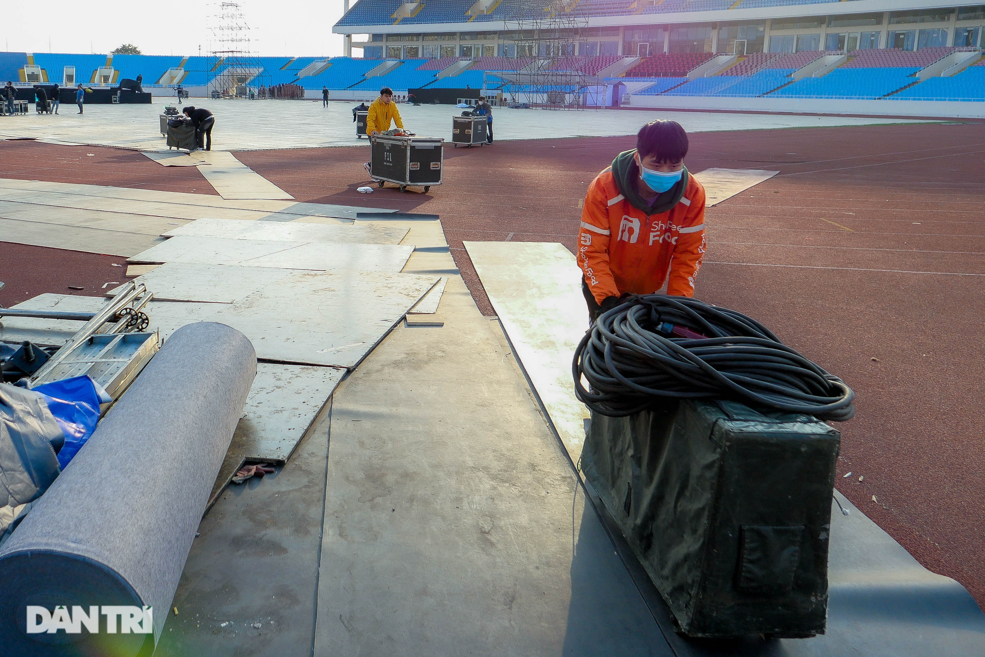 កម្មវិធី K-pop ត្រូវបានលុបចោល៖ កម្មករបានរុះរើប្រព័ន្ធសំឡេង និងភ្លើងយ៉ាងលឿន - ៦ Hủy show K-pop: Công nhân vội tháo dỡ hệ thống âm thanh, ánh sáng - 6