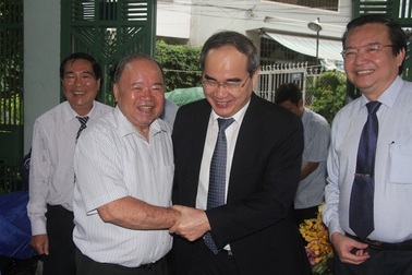 Xúc động buổi gặp gỡ của Bí thư Thành ủy TPHCM Nguyễn Thiện Nhân với người hiệu trưởng cũ