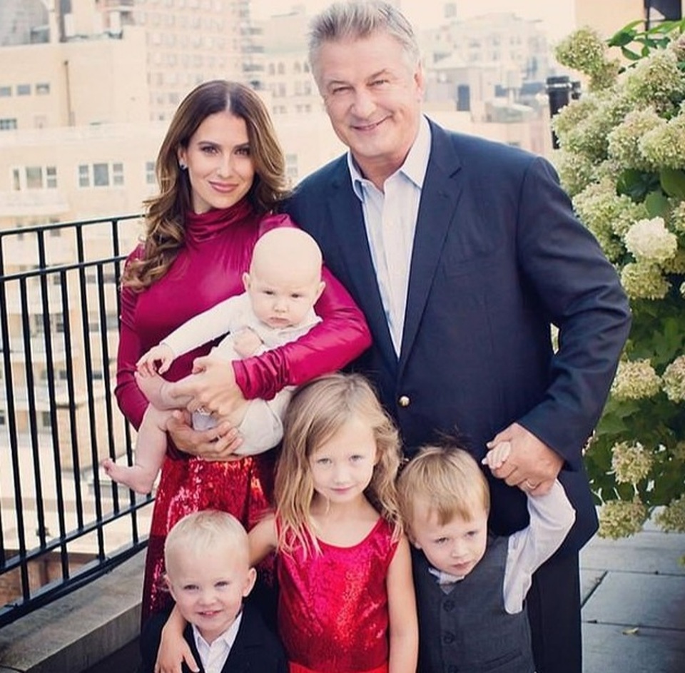 Hilaria Baldwin bị chỉ trích vì thuê vú em chăm con - 2 Hilaria Baldwin bị chỉ trích vì thuê vú em chăm con - 2
