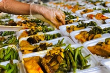 Hàng trăm suất cơm miễn phí giúp người dân khó khăn mùa dịch Covid-19