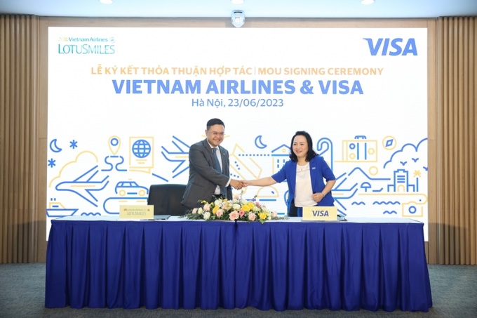 Ông Nguyễn Sỹ Thành, Giám đốc Trung tâm Bông Sen Vàng Vietnam Airlines và Bà Đặng Tuyết Dung, Giám đốc Visa Việt Nam và Lào kí kết và trao đổi biên bản hợp tác.