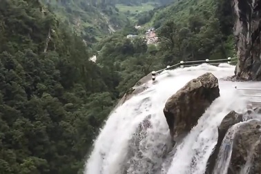 Con đường tử thần thách thức du khách