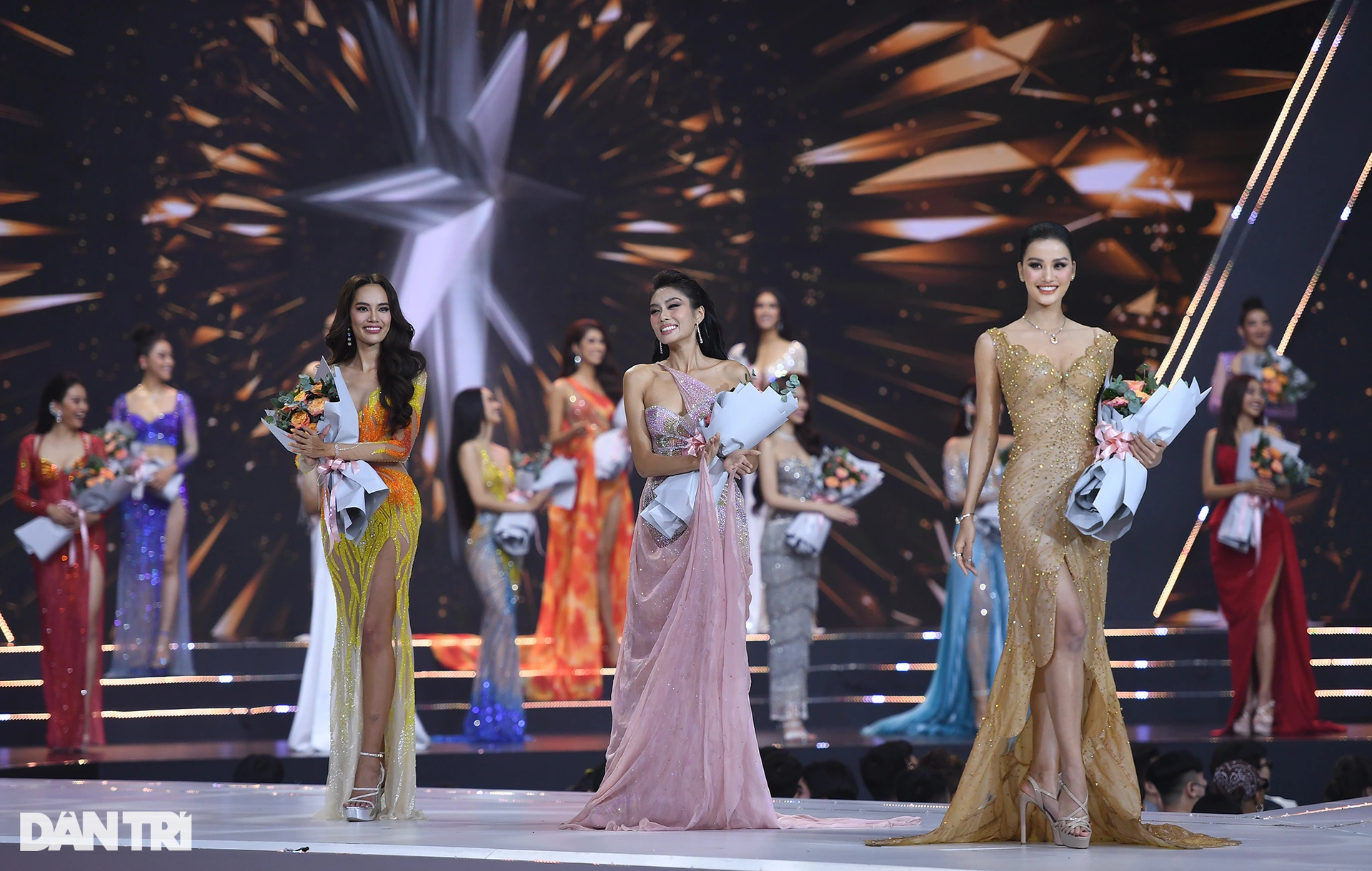 Ngắm top 41 thí sinh Hoa hậu Hoàn vũ Việt Nam lúc kín đáo, khi hở bạo - 19 Ngắm top 41 thí sinh Hoa hậu Hoàn vũ Việt Nam lúc kín đáo, khi hở bạo - 19