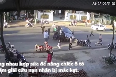 Người dân hợp sức nâng ô tô cứu người mắc kẹt sau va chạm giao thông