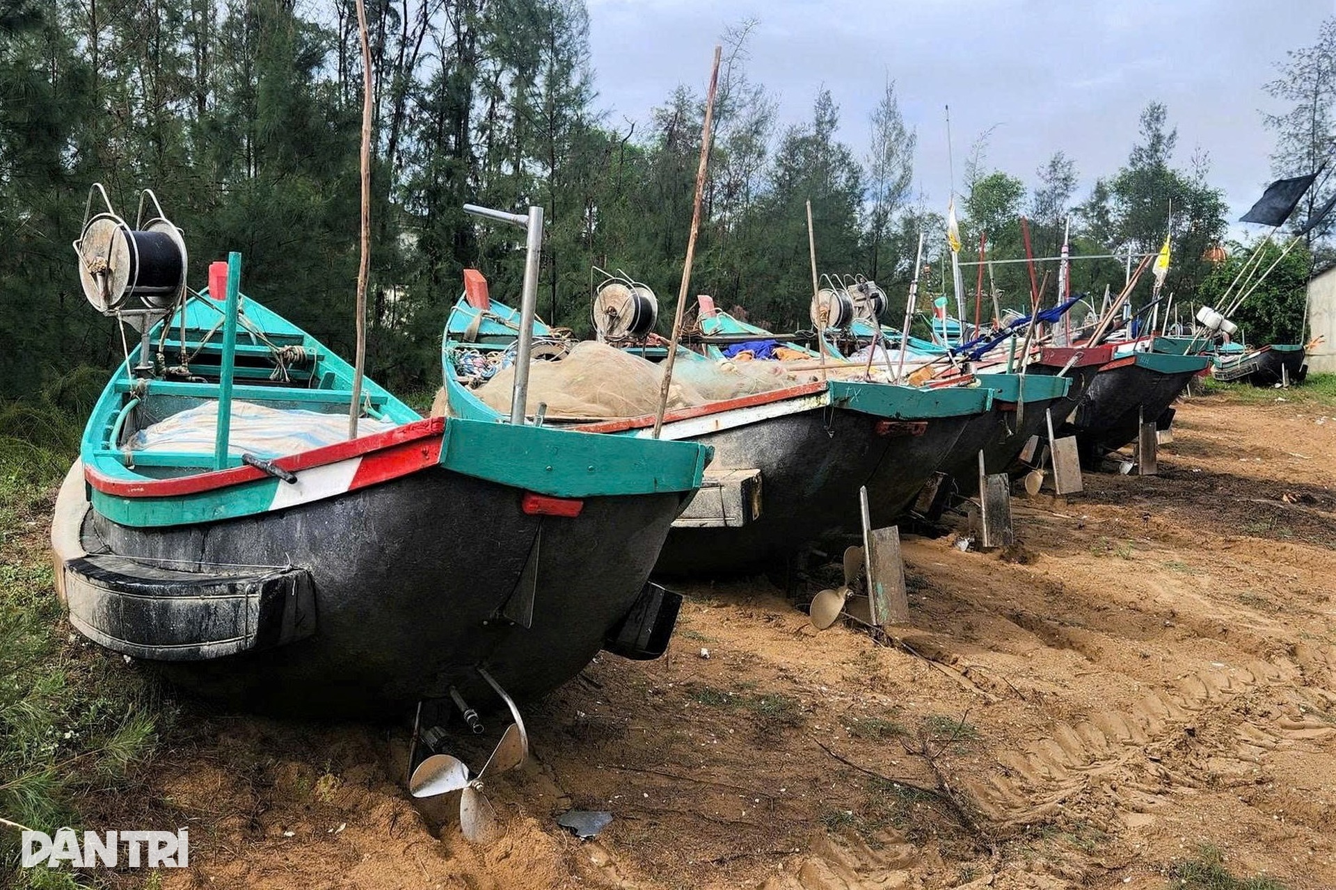 Ngư dân chi tiền triệu thuê xe cẩu thuyền lên bờ tránh bão Bualoi - 7 Ngư dân chi tiền triệu thuê xe cẩu thuyền lên bờ tránh bão Bualoi - 7