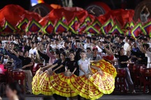 Trình diễn trống hội trong đêm hợp luyện diễu binh tại TPHCM