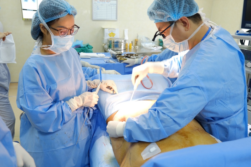 Giải cứu bà mẹ 2 con thừa cả “rổ” mỡ ở bụng, nặng hơn 100 kg - 2 Giải cứu bà mẹ 2 con thừa cả “rổ” mỡ ở bụng, nặng hơn 100 kg - 2