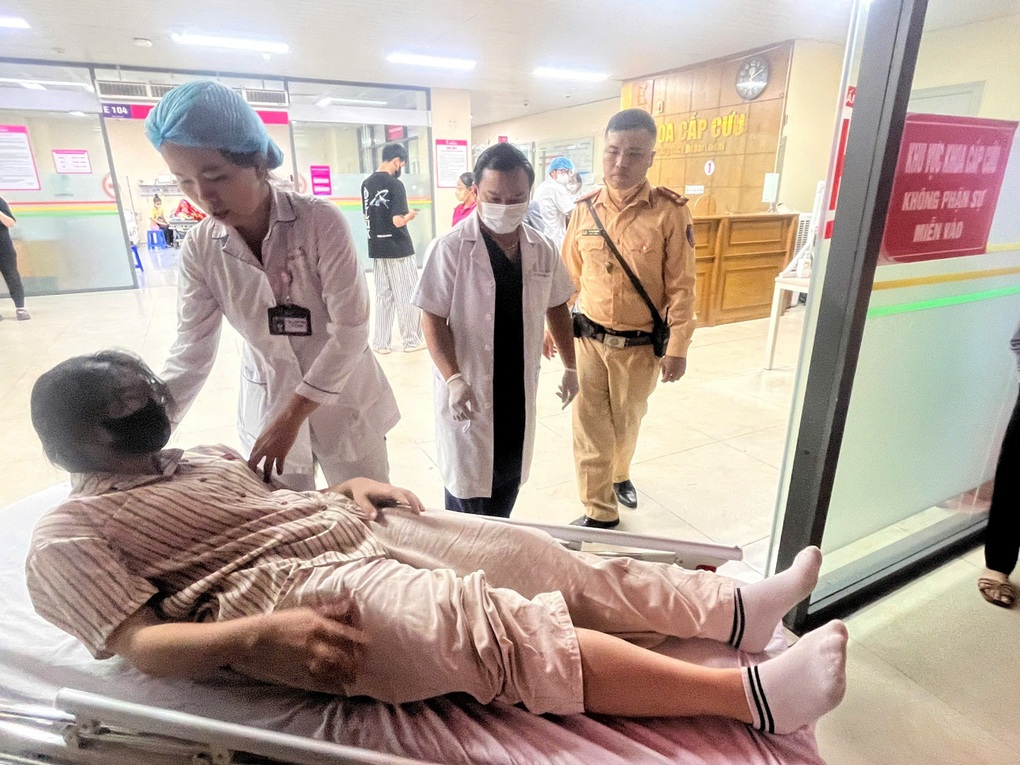 Cán bộ CSGT hỗ trợ người bị tai nạn giao thông đi cấp cứu kịp thời - 2 Cán bộ CSGT hỗ trợ người bị tai nạn giao thông đi cấp cứu kịp thời - 2