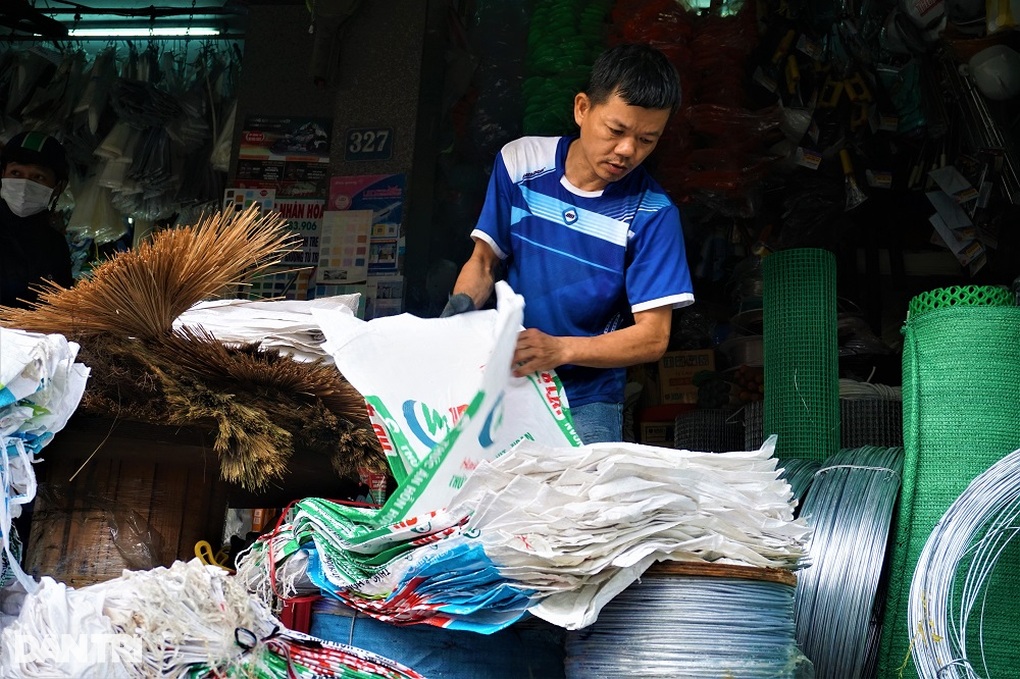 Bão Noru tăng cấp, người dân Đà Nẵng vội sắm vật liệu chèn chống nhà cửa - 4 Bão Noru tăng cấp, người dân Đà Nẵng vội sắm vật liệu chèn chống nhà cửa - 4