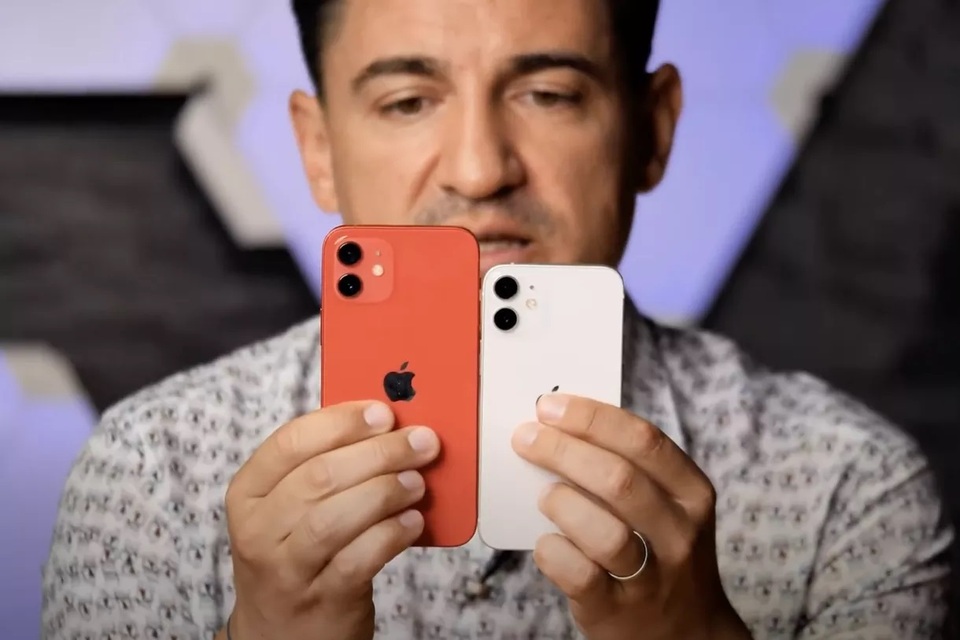 iPhone 12 mini lần đầu lộ video thực tế: Kích thước “tí hon” đến ngỡ ngàng - 2 iPhone 12 mini lần đầu lộ video thực tế: Kích thước “tí hon” đến ngỡ ngàng - 2