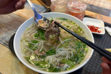 Phở 200.000 đồng ở sân bay Nội Bài: Đắt đỏ do gánh nhiều chi phí?