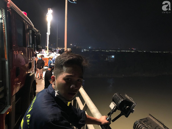 Thanh Hóa: Huy động 20 chiến sĩ tìm kiếm nạn nhân nhảy cầu ngay trong đêm - Ảnh 3. Thanh Hóa: Huy động 20 chiến sĩ tìm kiếm nạn nhân nhảy cầu ngay trong đêm - Ảnh 3.