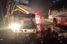 Xe khách vượt ẩu gây tai nạn liên hoàn, 1 người chết, 4 người bị thương