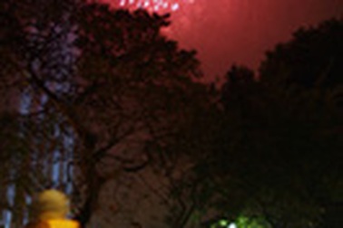 Chùm ảnh: Ra Bờ Hồ xem bắn pháo hoa