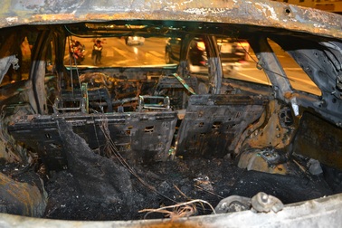 Ô tô kéo lê xe máy, cả 2 xe cùng bốc cháy