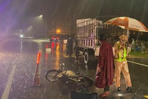 Hai vợ chồng bị tai nạn tử vong trên đường đi chợ trong đêm mưa gió