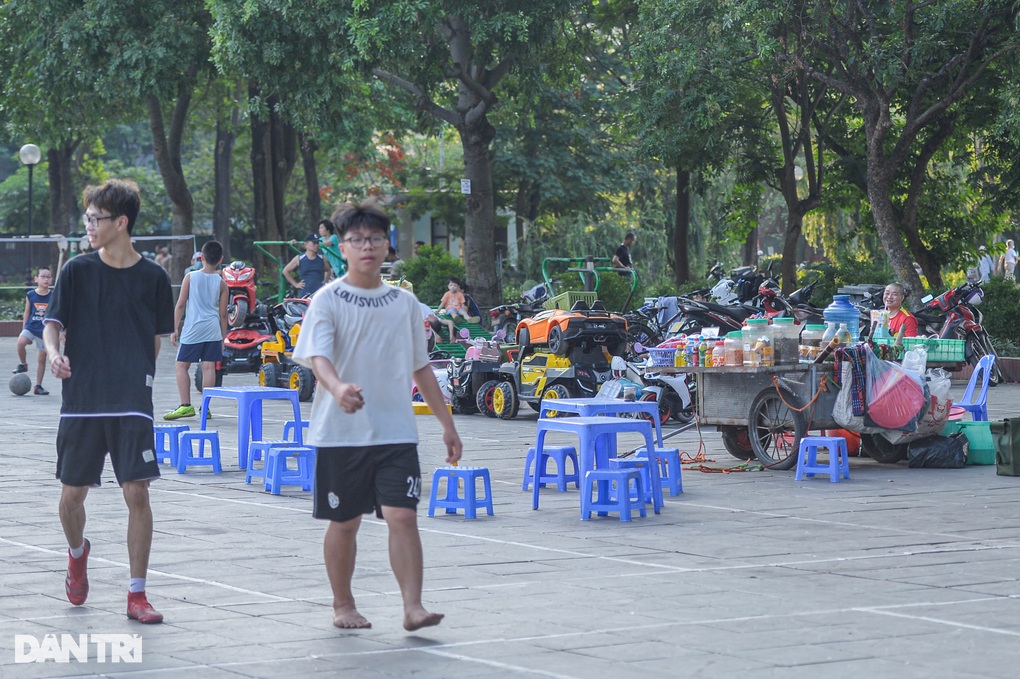 Chợ đồ cũ họp trong công viên, tiểu thương cầm dao hỗn chiến - 3 Chợ đồ cũ họp trong công viên, tiểu thương cầm dao hỗn chiến - 3