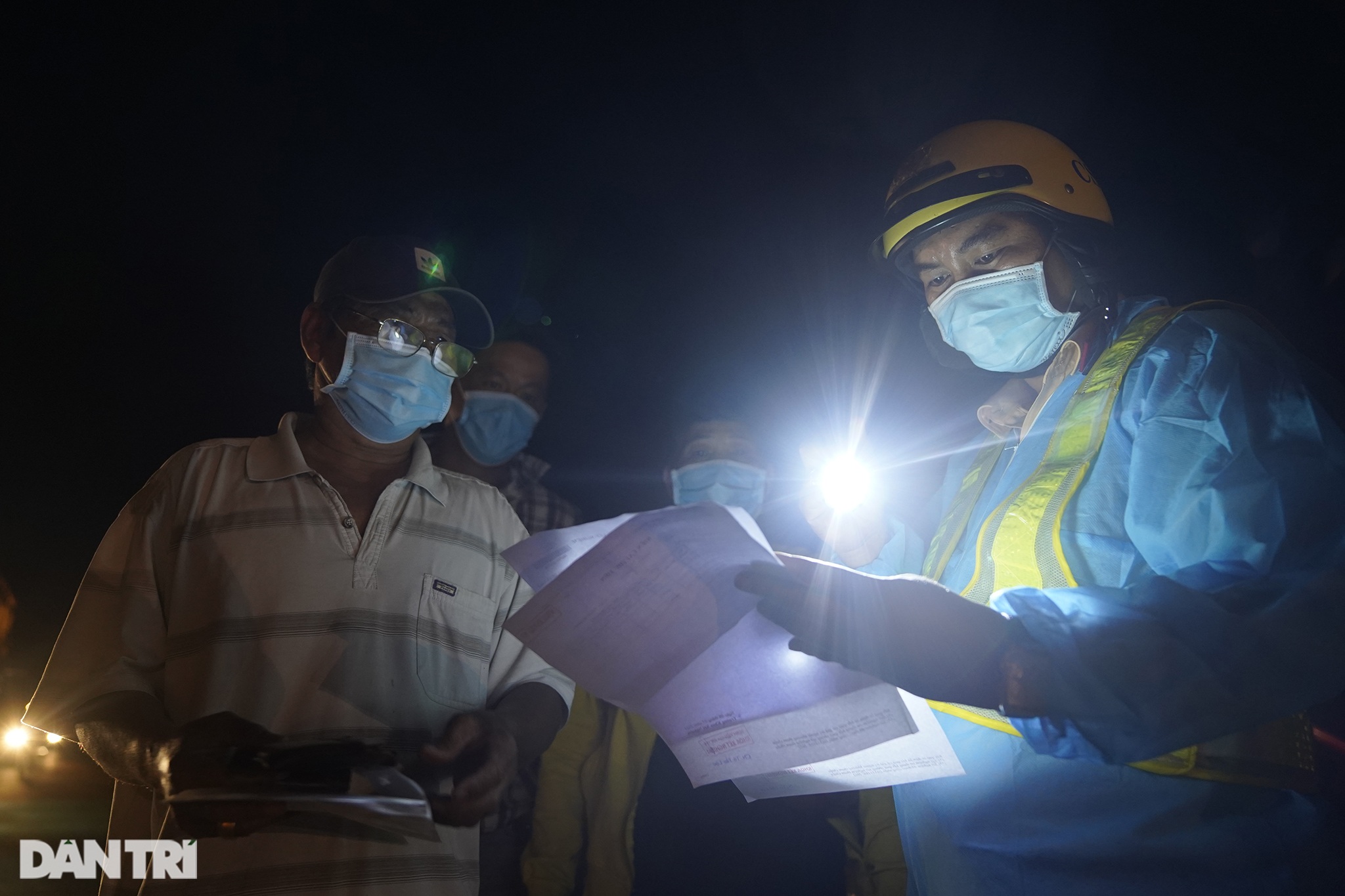 0h ngày 9/7: Trung tâm Sài Gòn vắng lặng, các cửa ngõ tắc dài chờ vào TP - 7 0h ngày 9/7: Trung tâm Sài Gòn vắng lặng, các cửa ngõ tắc dài chờ vào TP - 7