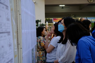 Thi vào lớp 10 Hà Nội: Phụ huynh bạo chi cả triệu mỗi tối để vớt 0,5 điểm