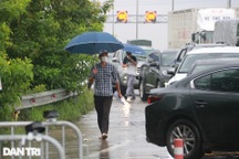 Hà Nội: Đội mưa làm thủ tục qua chốt cửa ngõ, nhiều người phải quay đầu