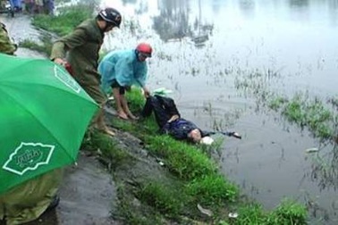 Một thanh niên chết thảm ở ao cá ven đường