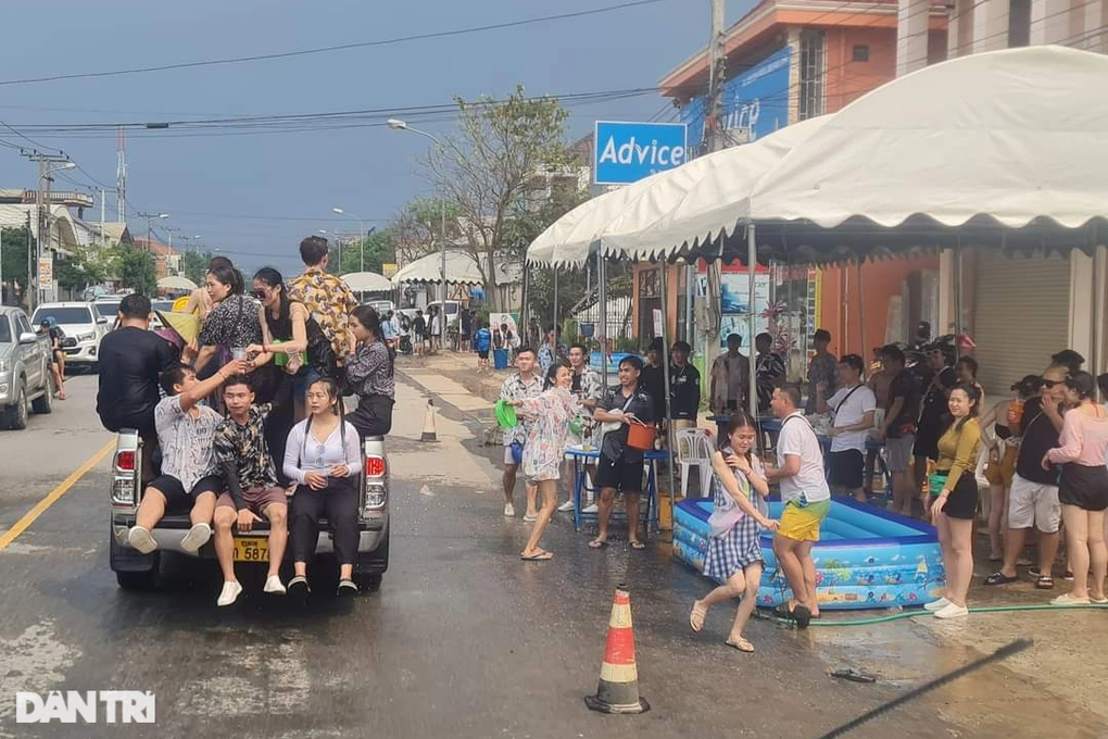 Những điều thú vị trong lễ hội té nước ở Lào - 2 Những điều thú vị trong lễ hội té nước ở Lào - 2