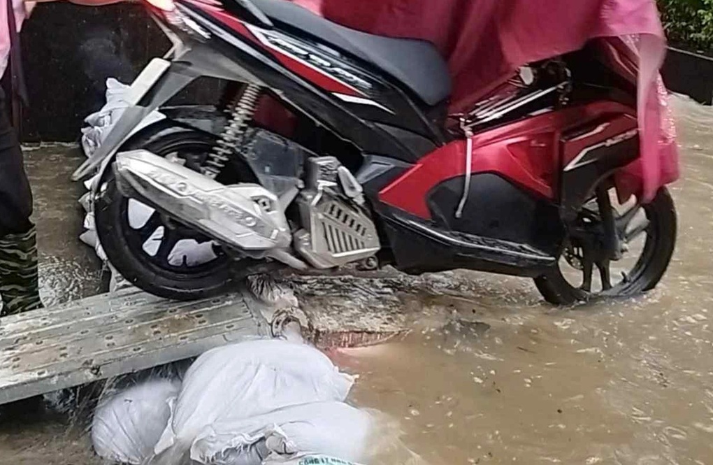 Đường ngập sâu, nước tràn hầm để xe, dân chung cư Hà Nội đắp cát ngăn ngập - 3 Đường ngập sâu, nước tràn hầm để xe, dân chung cư Hà Nội đắp cát ngăn ngập - 3