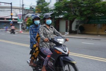 Cô lái đò nghèo khó ngày ngày chở bà bán vé số xa lạ đi chữa bệnh