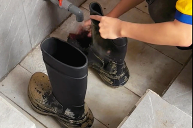 Từ "đôi ủng đi cấy lúa" giá 40 triệu đồng, bóc hồ sơ hãng sản xuất