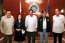 5 đời tổng thống Philippines họp bàn cách đàm phán với Trung Quốc