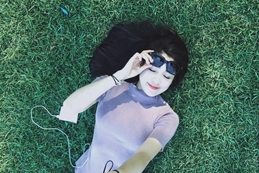 Á hậu Dương Tú Anh du xuân ở trời Tây